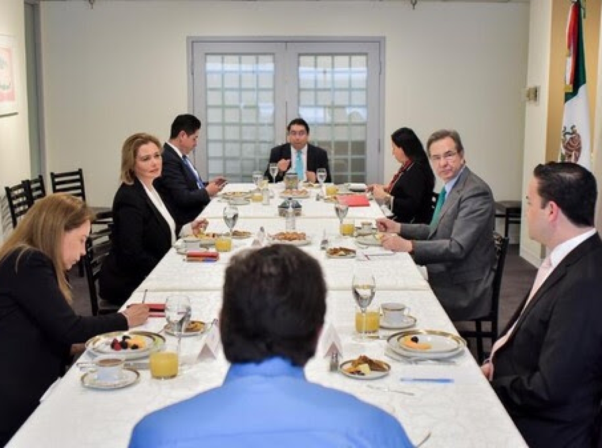 Encuentro en Embajada 